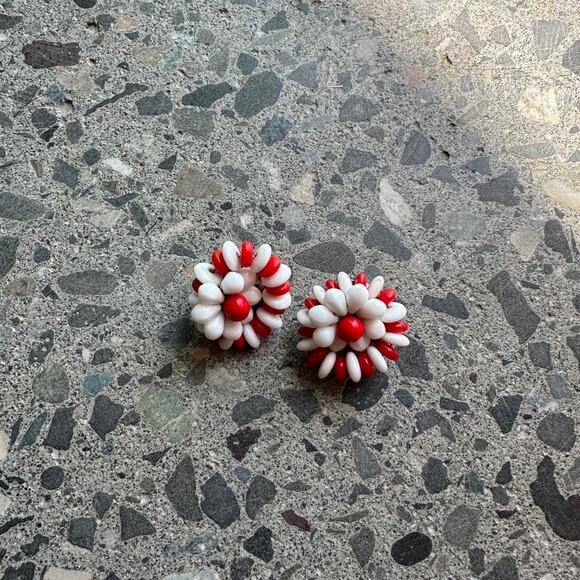 Women’s Earrings Clip On Red White Beaded Flower Cluster Mod 40s Pop Art Vintage - Picture 1 of 2